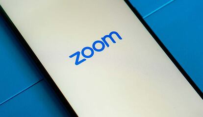 Logo de Zoom en un móvil