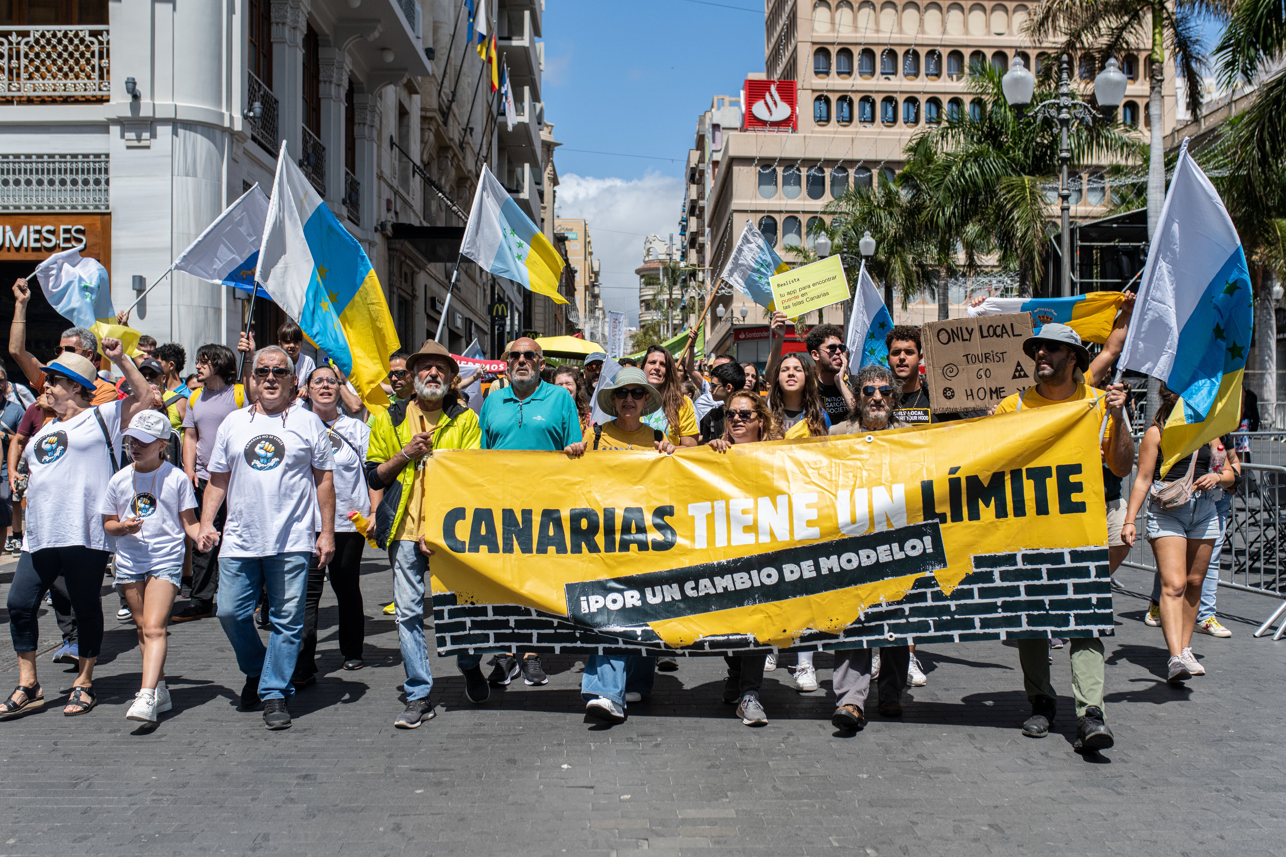 Más de 23.000 personas vuelven a la calle para reclamar límites al turismo en Canarias