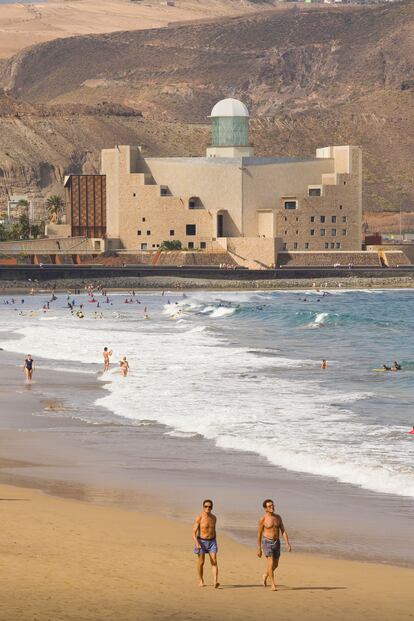 El Auditorio Alfredo Kraus, del arquitecto Óscar Tusquets, al fondo de la playa de Las Canteras (Gran Canaria).