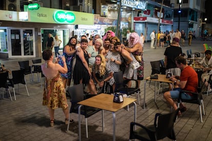 Unos turistas celebran una despedida de soltero de Benidorm, un paraíso natural de la causa.