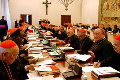 Reunión de los cardenales, ayer en la sala Bolonia del Palacio Apostólico.