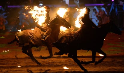 Artistas actúan durante la festividad inaugural los 'World Nomad Games' en Kyrchin (Kirguistán).