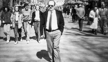 Manuel Vázquez Montalbán, en La Rambla barcelonesa, en 1985.