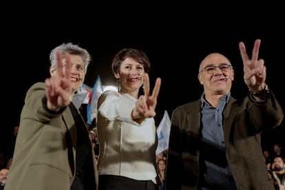 Mercedes Queixas, Ana Pontón y Francisco Jorquera, durante el acto de apertura de la campaña electoral del BNG celebrado el jueves en A Coruña.  