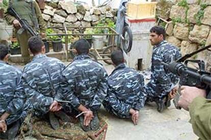 Un grupo de policías palestinos, tras ser detenidos en Ramala por el Ejército israelí.