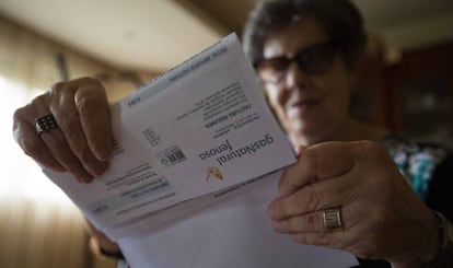 Una mujer revisa su factura de la luz.