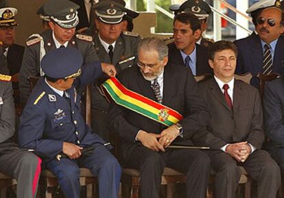 El presidente boliviano, Carlos Mesa, en el centro, durante un homenaje de las Fuerzas Armadas ayer en La Paz.