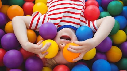Las bolas de colores permite que los niños estimulen sentidos como la vista y el tacto. GETTY IMAGES.