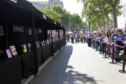 Un total de 54 escritores no han acudido hoy a los estands habilitados por la Fnac para que firmaran sus libros con motivo de la celebración de la Diada de Sant Jordi, en solidaridad con la huelga de trabajadores de esa multinacional francesa convocada por el sindicato CGT en protesta por la precarización de las condiciones laborales.