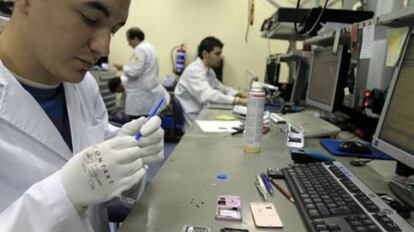 Laboratorio de reparación de móviles de The Phone House.