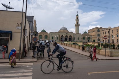 <p>La Gran Mezquita de Asmara es uno de los lugares de culto de la ciudad. Las religiones principales practicadas en Eritrea son el cristianismo ortodoxo y el islam.</p>  <p>Para comprender la historia y los problemas de este país, hay que volver atrás al período de colonización italiana. Primero, los italianos conquistaron Assab y Massawa, y sucesivamente también Cheren y Asmara. Eritrea se vuelve así oficialmente en el Reino de Italia en 1890, fue la primera colonia italiana. </p>