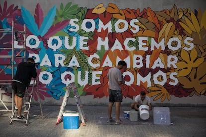 El colectivo Boa Mistura realiza una intervención artística en la fachada del Centro Dramatico Nacional, en Lavapiés (Madrid). 