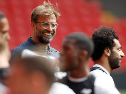 Jürgen Klopp brinca com Salah em Anfield.