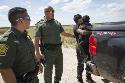 Luis Portillo, migrante hondureño sin documentos, abraza a su hijo en el momento de su detención en la frontera con México en Roma, Texas (Estados Unidos).