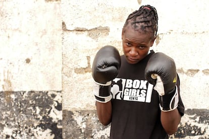 Sarah Achieng, campeona de boxeo de África del Este y Central en la categoría de peso pluma posa delante de la sala de entrenamiento de la organización Box Girls, organización sin ánimo de lucro fundada por Alfred Analo Anjere, alias Priest, que ayuda a un millar de mujeres en diferentes 'slums' y localidades de Kenia.