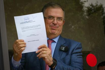 Marcelo Ebrard, aspirante a la candidatura de Morena, en el Instituto Nacional Electoral.