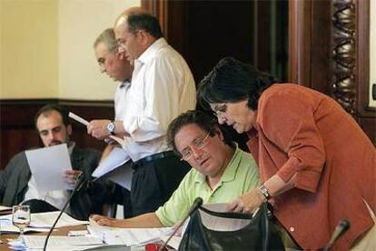 Los ponentes del Estatuto catalán, durante la reunión para analizar las enmiendas.