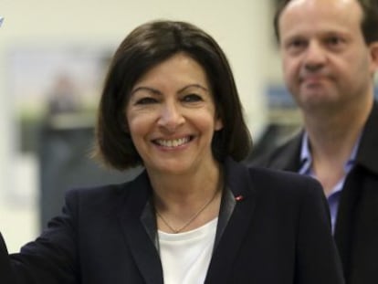 Anne Hidalgo vota nas autárquicas francesas neste domingo.