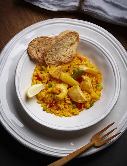 “El éxito de la paella depende del caldo que hagamos. Si es rico, el resultado también lo será. ¿Trucos? Añadir un poco de alioli o una mayonesa con ajo. Como comensal creo que a cualquier arroz le aporta un contraste tanto en el sabor como en la textura. Más allá de eso, la paella se puede hacer de todas las formas posibles. El arroz lo admite todo”.