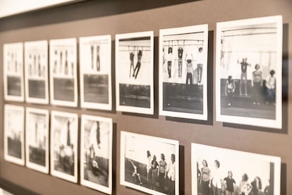 Fotografías de la acción 'Raindrops', que Carol Goodden realizó hace 50 años en la que los bailarines se colgaban como gotas de aguas hasta el suelo.