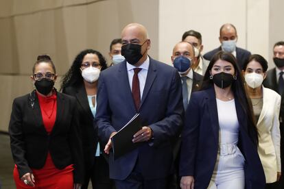 La delegación del Gobierno venezolano antes de la rueda de prensa en Ciudad de México tras la mesa de negociación con la oposición.