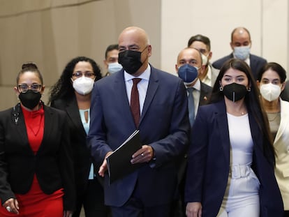 La delegación del Gobierno venezolano antes de la rueda de prensa en Ciudad de México tras la mesa de negociación con la oposición.