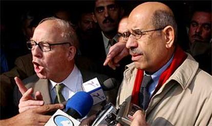 El jefe de inspectores, Hans Blix (izqda.), y Mohamed Baradai, a su llegada a Bagdad.