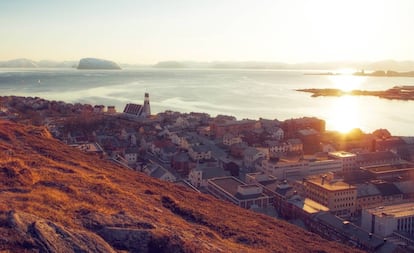 Amanhecer na cidade de Hammerfest, no norte da Noruega