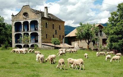 Casa Arana, en Albella, un pueblo de tres habitantes en la ribera del r&iacute;o Ara, valle de Ordesa (Huesca) 