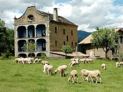 Casa Arana, en Albella, un pueblo de tres habitantes en la ribera del r&iacute;o Ara, valle de Ordesa (Huesca) 