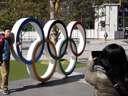 Dos turistas, ante las instalaciones olímpicas de Tokio.