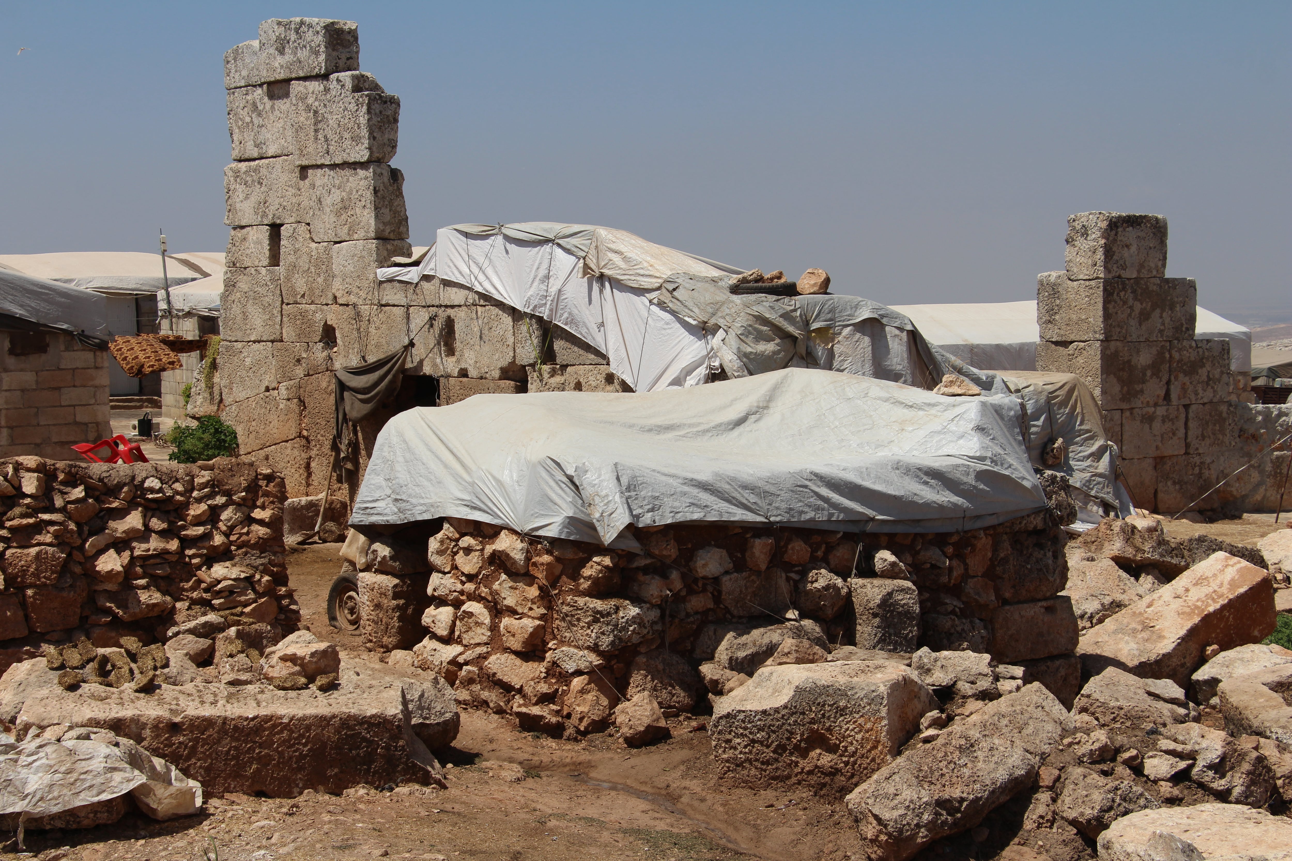 Un templo romano convertido en establo para animales: los tesoros arqueológicos del norte de Siria también son víctimas de la guerra 