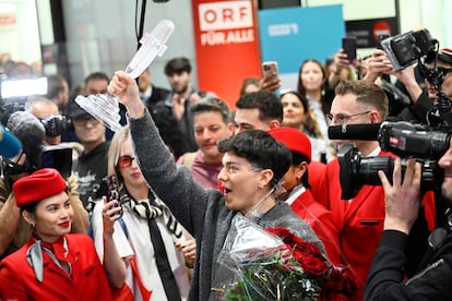 JJ, ganador del festival de Eurovisión 2025, llega al aeropuerto de Vienna, Austria, este domingo 18 de mayo.