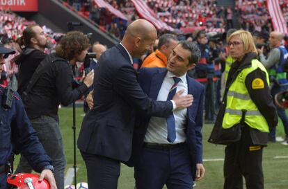 El entrenador del Real Madrid, Zinedine Zidane, recibe al entrenador del Athletic de Bilbao, Ernesto Valverde.