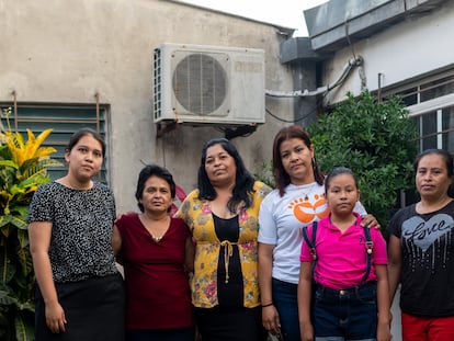 De izquierda a derecha: Briseyda (20 años), Mirna Ramírez (55 años),  Blanca, nombre falso. (40 años), Zuleyma Beltrán (41 años), Jimena, Ena Vinda (40 años). EL SALVADOR, ABRIL DE 2023. - La casa de Mujeres Libres de El Salvador. Mujeres Libres es una Asociación que apoya a mujeres privadas y ex privadas de libertad, acusadas de haber abortado.