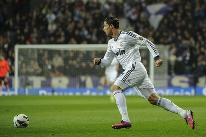 Cristiano Ronaldo conduce la pelota en un instante del partido.