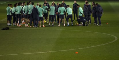 El entrenador del FC Barcelona, Gerardo "Tata" Martino, da instrucciones a sus jugadores durante el último entrenamiento en la Ciudad Deportiva Joan Gamper, previo al partido contra el Atlético de Madrid, igualados a 49 puntos y con el liderato en juego.