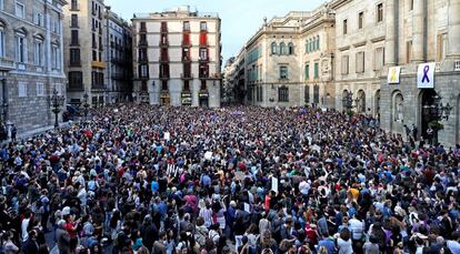 La plaça de Sant Jaume, plena de gom a gom.