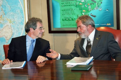  El entonces presidente de Brasil, Luiz Inácio Lula da Silva, conversa con Cesar Aliertaen el Palacio de Planalto, en la ciudad de Brasilia (Brasil), en 2007. 