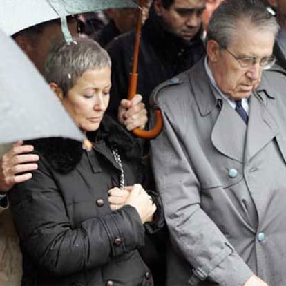 María Jesús Vargas, viuda de Francisco Fernández Ochoa, único campeón olímpico invernal español y que falleció ayer a los 56 años, durante el entierro del esquiador hoy en el Cementerio Católico Municipal de Cercedilla, tras el funeral que se ofició en la Parroquia de San Sebastián de este pueblo de la sierra madrileña.