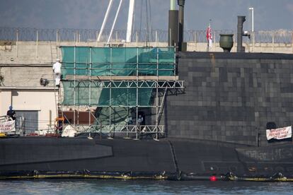 La zona se encontraba acordonada con boyas desde el 25 de julio, pero no fue hasta el 27 de julio cuando comenzaron a trabajar los técnicos de BAE Systems Maritime. En la foto, militares y técnicos trabajando en la reparación del submarino nuclear en el Puerto de Gibraltar.