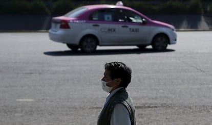 Una mujer utiliza un cubrebocas este martes en la Ciudad de M&eacute;xico.