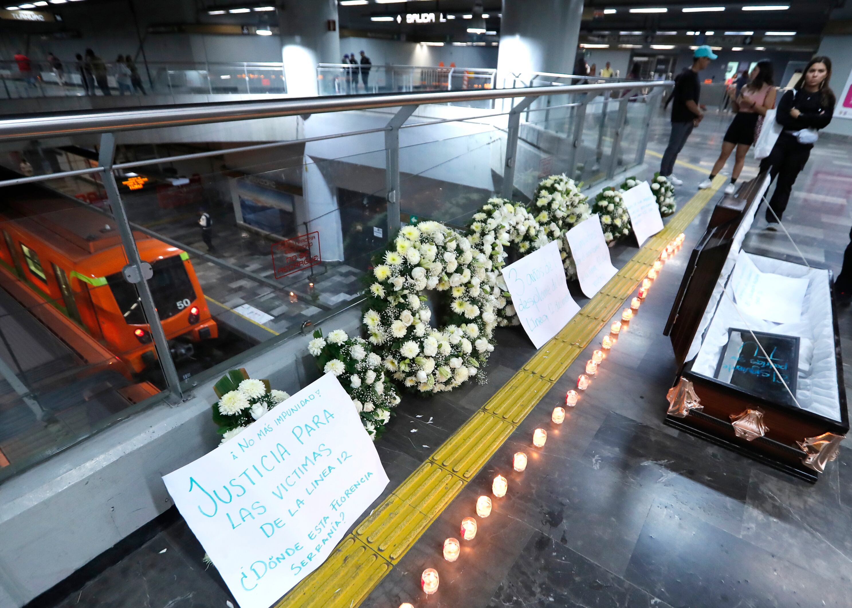 Un ataúd junto a arreglos florales en un acto conmemorativo a las víctimas del accidente, el 3 de mayo en una estación de la Línea 12.
