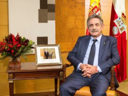 El presidente de Cantabria fue increpado por unos vecinos al intentar entrar por una calle en dirección prohibida