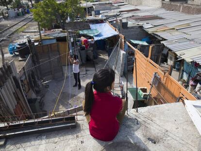 La joven Jazmín, en el techo de su casa de Ecatepec, frente las vías por las que pasa La Bestia.
