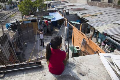 La joven Jazmín, en el techo de su casa de Ecatepec, frente las vías por las que pasa La Bestia.