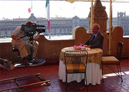 Carlos Fuentes, durante el rodaje de la serie <i>Ésta es mi tierra. </i>