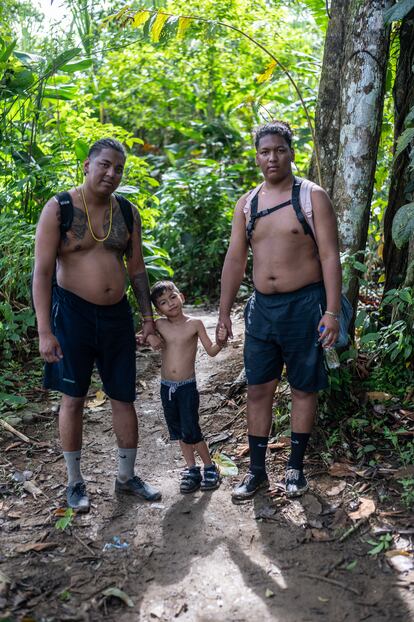 Los tres Luises: de izquierda a derecha, Luis Mera (29 años), su hijo Luis Alexander Mera (5) y su hermano Luis Mera (19). Partieron de Guayaquil (Ecuador) y tienen pensado llegar a Nueva York, donde espera Evelyn, la esposa del mayor de los tres.
