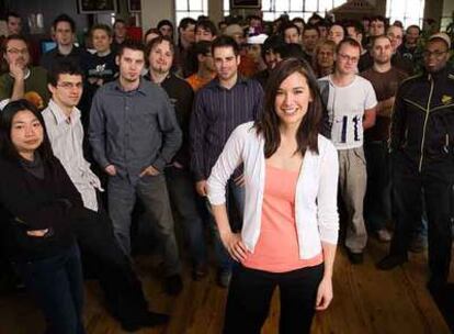 Jade Raymond, junto a su equipo de producción del juego <i>Assassin's Creed.</i>
