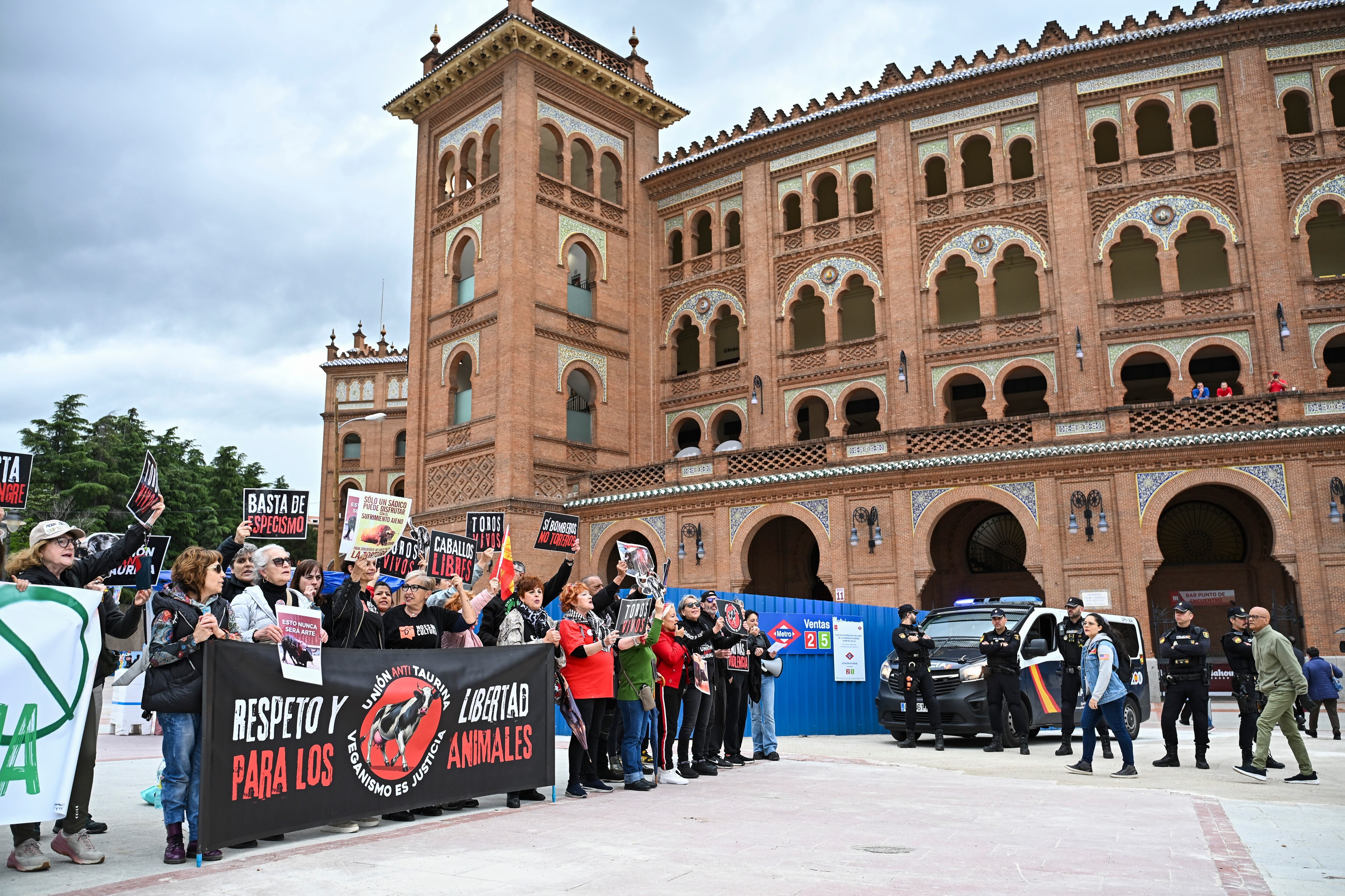 Manifestación antitaurina celebrada el pasado 2 de mayo en los aledaños de la plaza de Las Ventas.